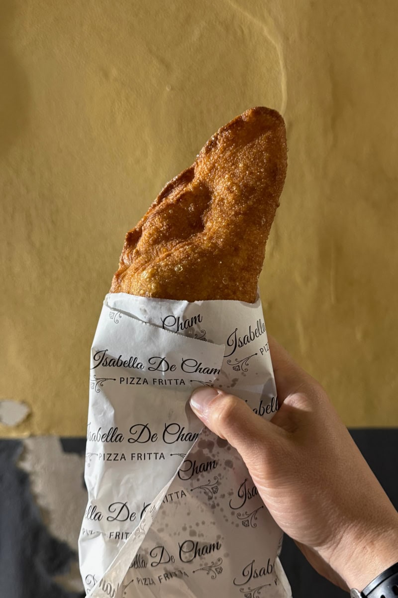Pizza fritta (fried pizza).